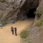 Picard und Crusher am Eingang einer höhle im Bronson Canyon Foto: Christian Hinze