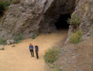 Picard und Crusher am Eingang einer höhle im Bronson Canyon Foto: Christian Hinze